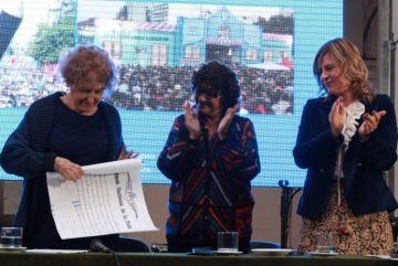 Adriana Puiggros con el título Honoris Causa junto a Sonia Alesso y Florencia Saintout